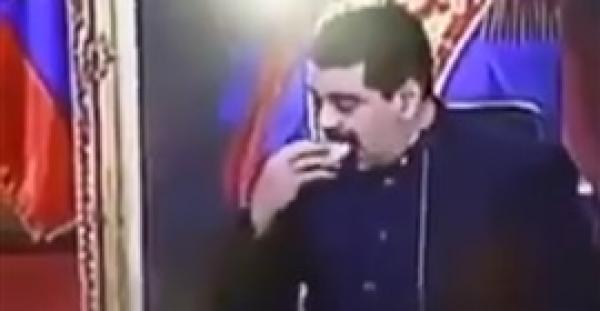 بالفيديو.. رئيس فنزويلا يأكل خلال خطاب مباشر يثير غضب نشطاء الإنترنت