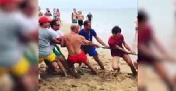 شاهد.. ماذا حدث لسيارة مرسيدس على الشاطئ نسي صاحبها فرامل اليد