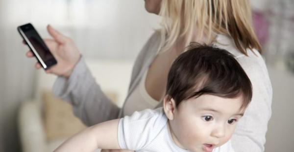 تعرف على خطورة انشغالك عن أبنائك بالهواتف النقالة