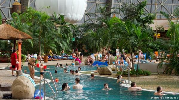 كارثة...دراسة صادمة عن كمية البول في المسابح ستغير نظرتك إليها