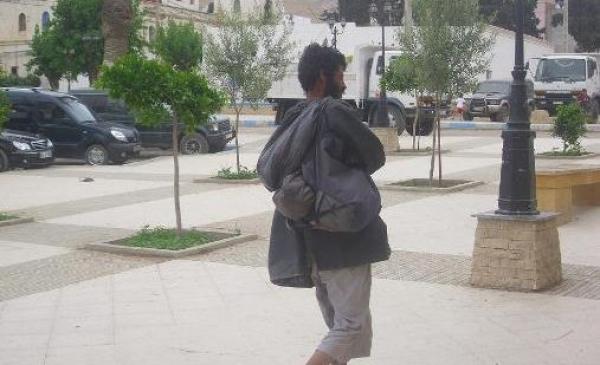 خطير...مختل عقليا يهاجم مأوى سياحي بسلاح أبيض ويصيب سائحين ويضرم النار داخله