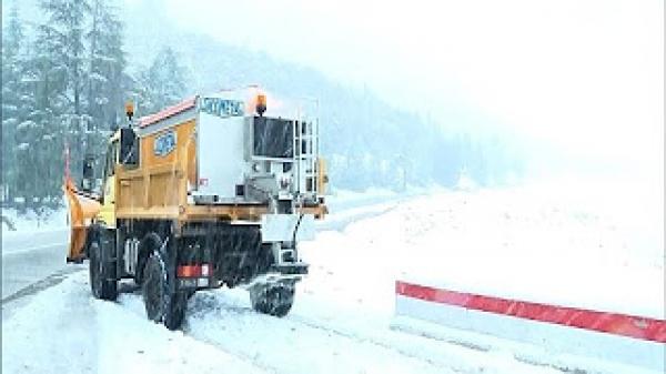 لقطات رائعة لمناظر الثلوج الخلابة التي كست جبل أيت أوفلا باقليم افران