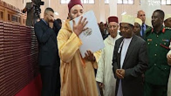 الملك محمد السادس يهدي 10 ألاف نسخة من المصحف الكريم لمسجد الشورى بزنجبار