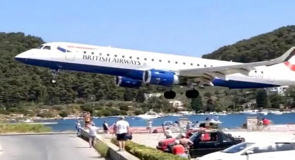 طائرة بريطانية تهبط فوق رؤوس السياح مباشرة (فيديو)