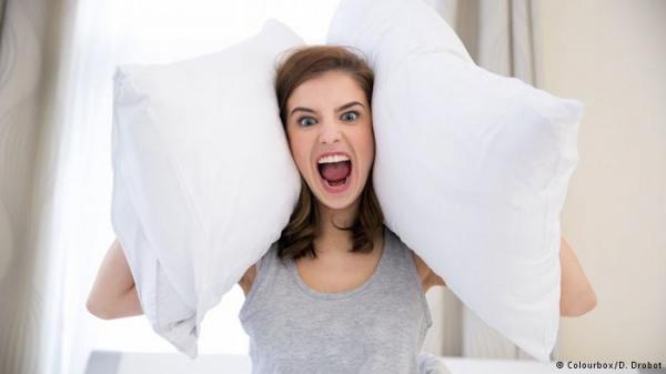 علماء يفسرون سبب أرق الإنسان في بداية غربته