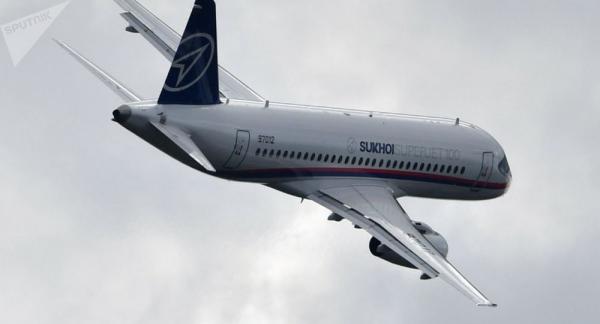 طائرة روسية تهبط عن طريق الخطأ على مدرج غير مكتمل البناء(فيديو)