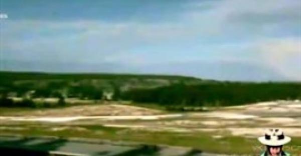 بالفيديو.. رصد جسم غريب يحلق فوق بركان نشط