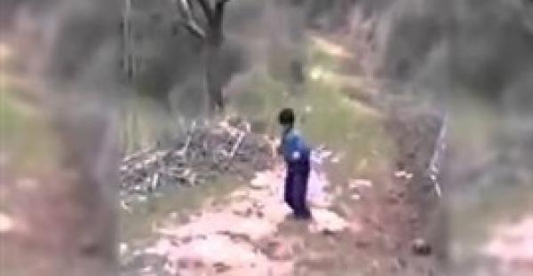 بالفيديو.. لحظة سقوط طفل في حفرة مليئة بـ«الوحل»