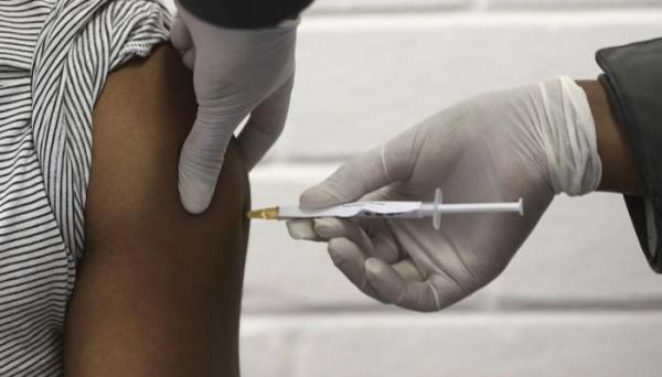 يتلقى 10 جرعات من لقاحات كورونا فى يوم واحد مقابل رشاوي لرافضي التلقيح