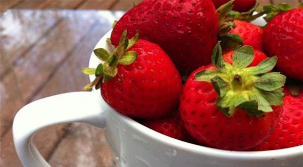 بالصور: حبات فراولة تروي قصة كاميرا "آي فون" منذ 2007 وحتى 2015