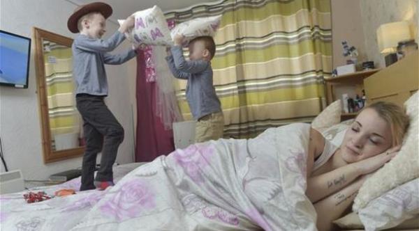 بريطانية تنام 11 يوماً متواصلاً بعد إنجاب طفلها