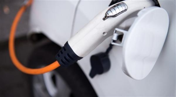 المقابس المنزلية غالباً ما تكفي لشحن السيارات الهجين