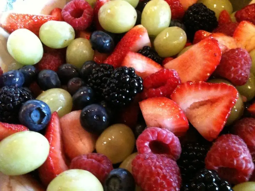 دراسة تكشف: أطعمة غنية بمركبات طبيعية تقلل خطر أمراض القلب والسكري