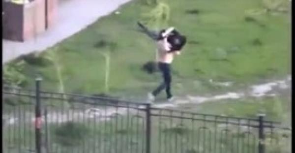 بالفيديو.. شاب مخمور يختطف فتاة ويحملها هاربًا