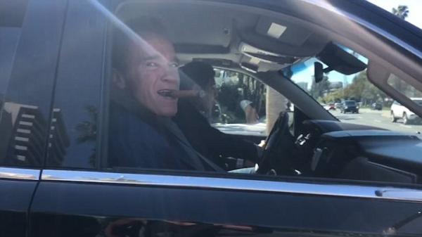 أرنولد شوازينجر يدخن السيجار قبل عملية القلب المفتوح