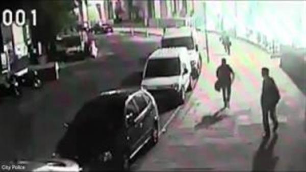 بالفيديو.. شاهد ماذا يحدث عند استخدام «واتس آب» أثناء السير في الشارع