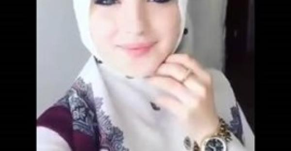 بالفيديو.. مغربية محجبة تشعل مواقع التواصل بجمالها