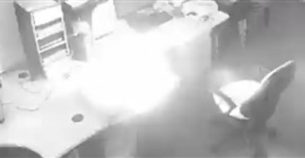 شاهد ماحدث لجهاز لابتوب تركه صاحبه يشحن طول الليل