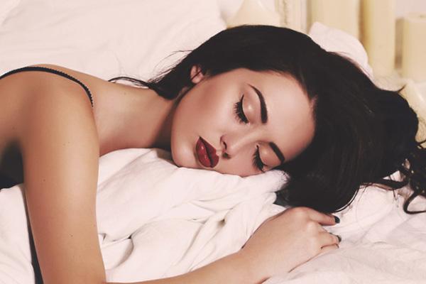 تعرفي على أضرار النوم بالمكياج