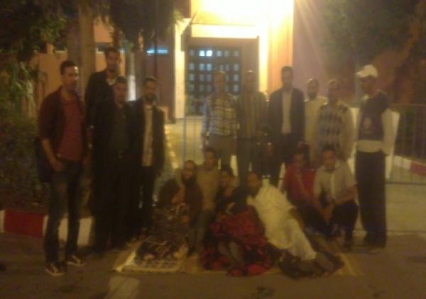 بعض ممثلي الإطارات  الحقوقية والنقابية والجمعوية في زيارة تضامنية للمعتصمين