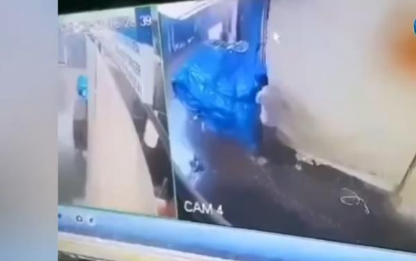 حصلاتو الكاميرا.. شخص حاول  إِشْعال حريق بسوق كاسبارطا في طنجة