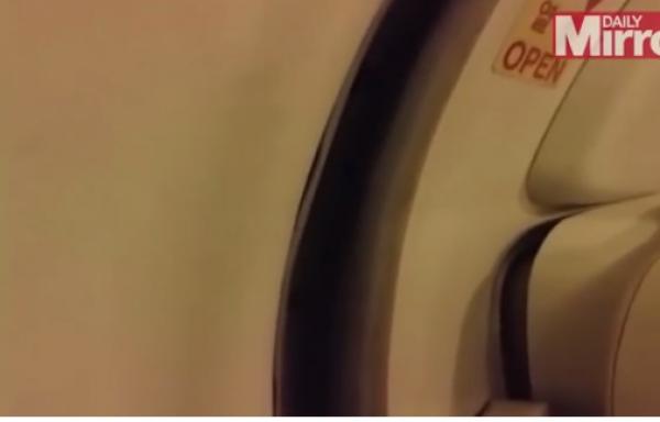 بالفيديو: طائرة ركاب تطير وبابها مفتوح