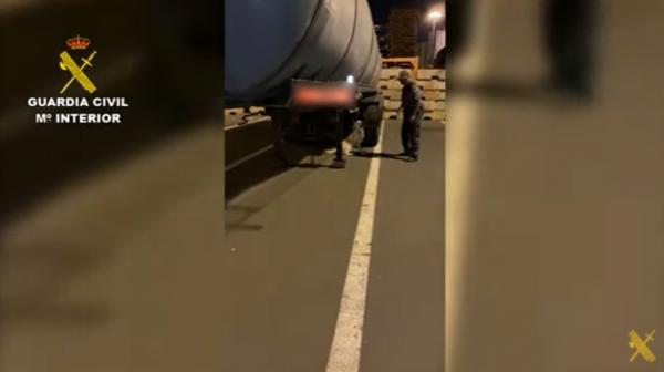 بالفيديو: كلب يكتشف كمية ضخمة من "الحشيش" مخبأة بطريقة احترافية داخل شاحنة للنقل الدولي جنوب إسبانيا
