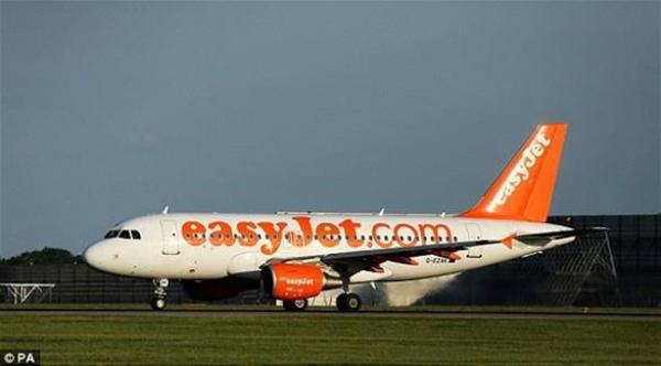 بالصورة: لماذا ارتدى هذا المسافر كلّ ملابسه بالحقيبة؟