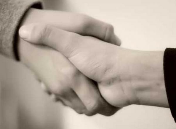 ضعف قوة المصافحة يدل على احتمال الإصابة بالجلطة