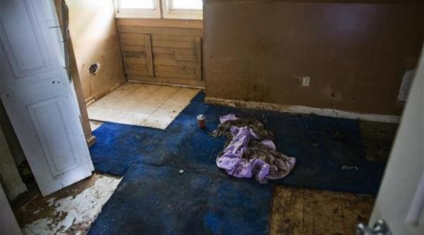 اكتشفت وفاة طفلها المعاق بعدما فاحت رائحة جثته