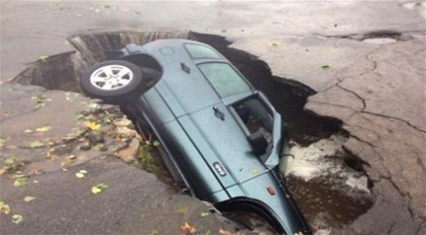 صورة: ينجو بأعجوبة من حفرة عملاقة ابتعلت سيارته