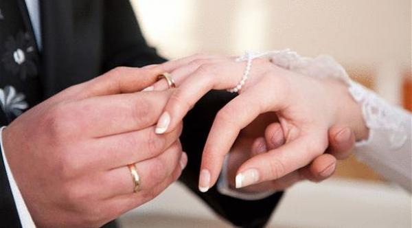 تزويج رجل وامرأة في إندونيسيا للقائهما بعد التاسعة مساء