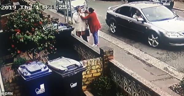 ساعدتها في وصف الطريق فسرقتها بطريقة وقحة (فيديو)