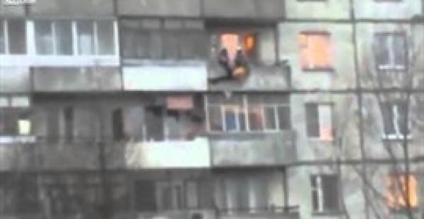 بالفيديو.. امرأتان تنتقمان من عشيقهما بإلقائه من الطابق الخامس