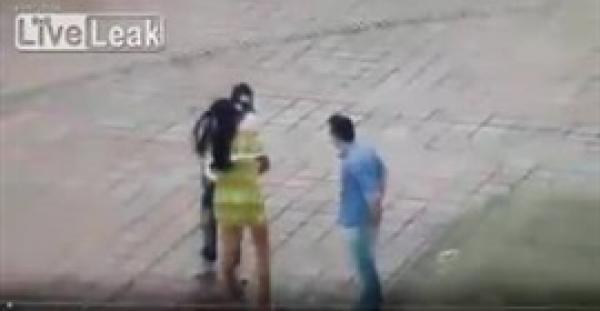 بالفيديو.. شاهد ماذا حدث للص اقتحم موعدا غراميا بين شاب وفتاة وسرقهما