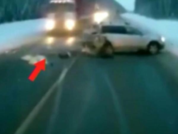 بالفيديو ..طفلة تنجو بأعجوبة بعد سقوطها وسط الطريق في حادثة سير مروعة