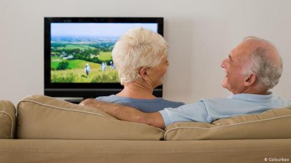 التلفزيون يسلبنا سنين العمر.. فماذا نفعل؟