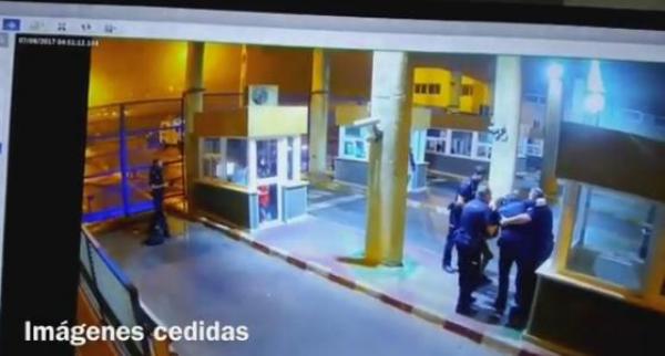 مشاهد صادمة .. لحظة اقتحام أفارقة لمعبر باب سبتة و تعرض شرطي اسباني لاصابة بالغة