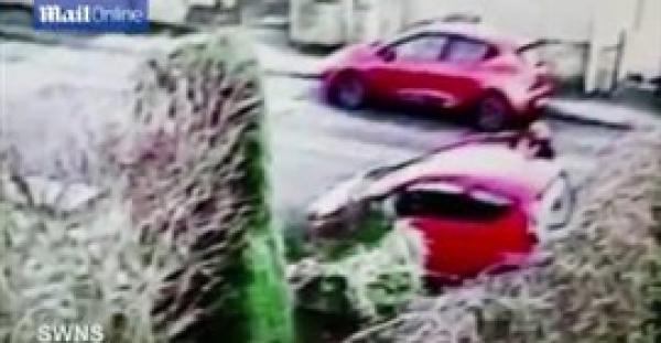 بالفيديو.. امرأة تنجو من الموت بأعجوبة بعد دهس سيارتها