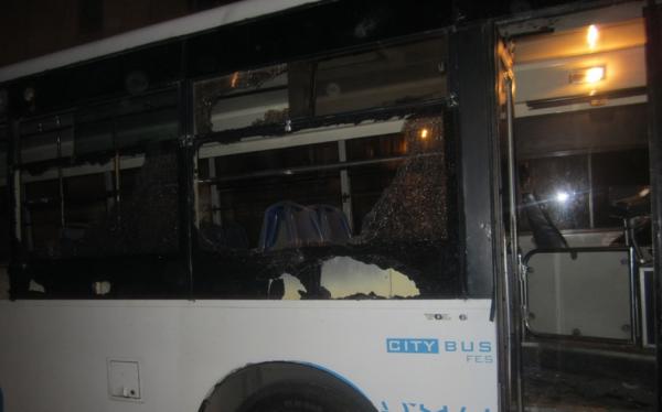 عصابة تعترض سبيل حافلة بفاس وتنفذ أعمال تخريبية وإجرامية بغرض الانتقام..التفاصيل