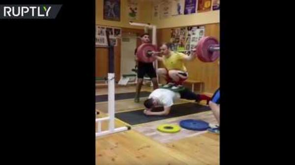 بالفيديو: تحدي روسي جديد في رفع الأثقال