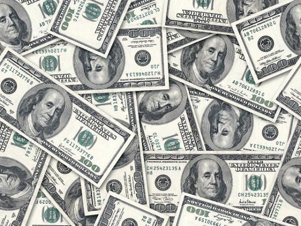 بالفيديو: امرأة تبتلع 9000 دولار لتحرم منها زوجها السابق