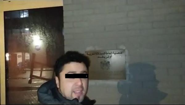 تدنيس العلم المغربي في هولندا على يد أحد الانفصاليين(صورة)