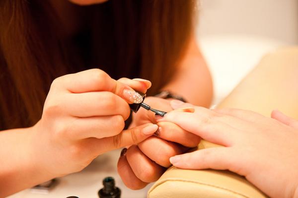 أسرار هامة جدا عن العناية بالأظافر في صالونات التجميل