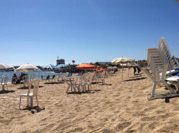 شواطئ تطوان ...احتلال غير مسبوق من طرف أصحاب المظلات وتواطؤ مكشوف للمسؤولين