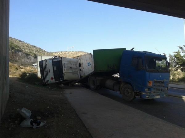 سقوط حاوية على شاحنة كبيرة وانحرافها عن الطريق