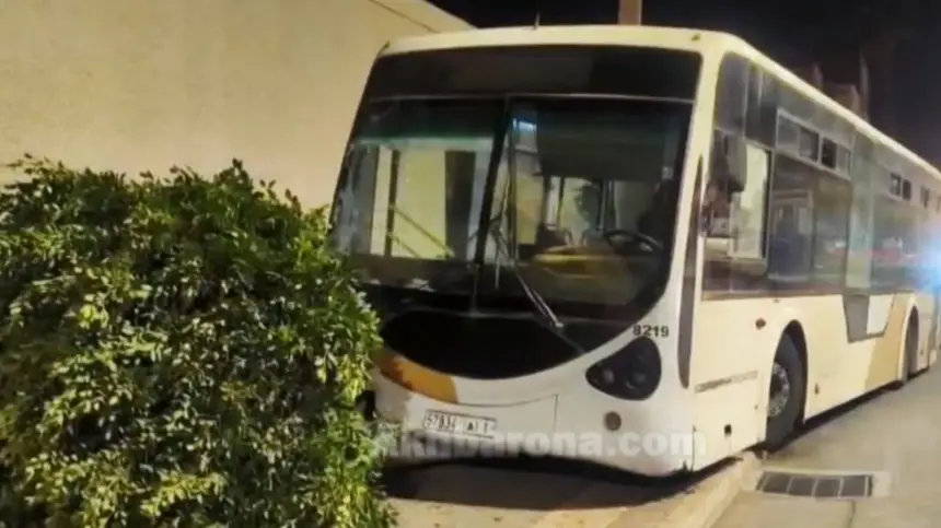 انقطاع فرامل حافلة للنقل الحضري بوجدة… اصطدام عنيف بسور إسمنتي ينقذ الركاب من فاجعة محققة