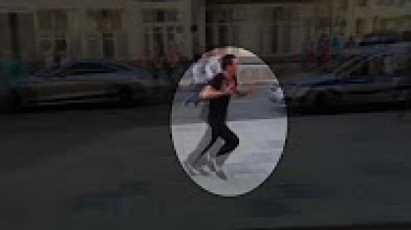 شاهد لحظة هروب سائق سيارة الأجرة الذي دهس مارة بموسكو