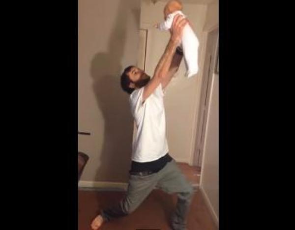 بالفيديو: أب يرتدي البنطال بينما يحمل طفله الرضيع