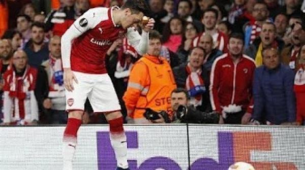 أوزيل يثير الإعجاب برده على سخرية مشجع أتليتيكو مدريد